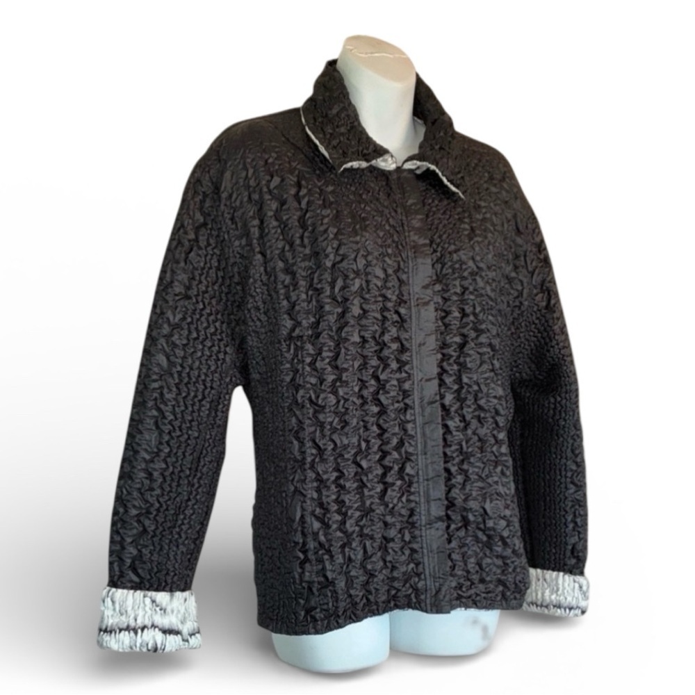 Ubu reversible Black/White Travel Jacket, Bubble Texture, Zip Front. XL